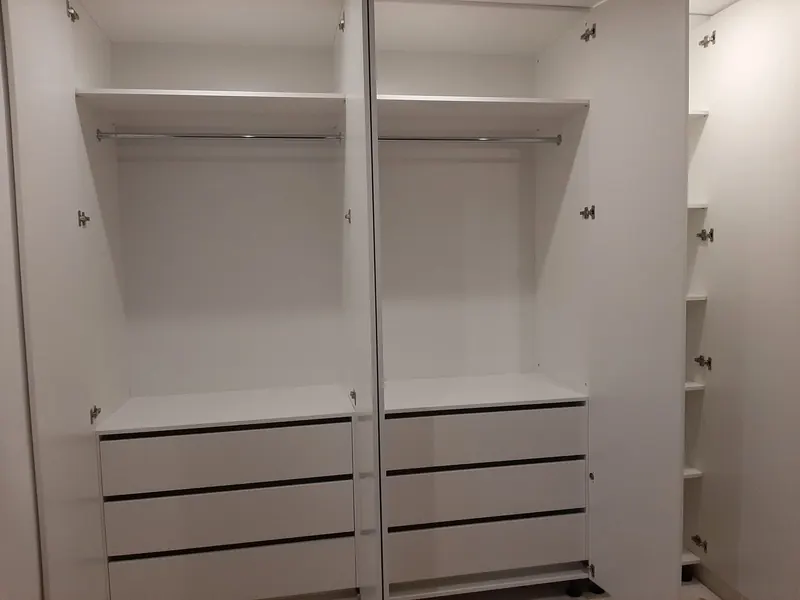 Szafa na wymiar z drążkami na ubrania, półkami i szufladami – realizacja Kuchnie Chisel